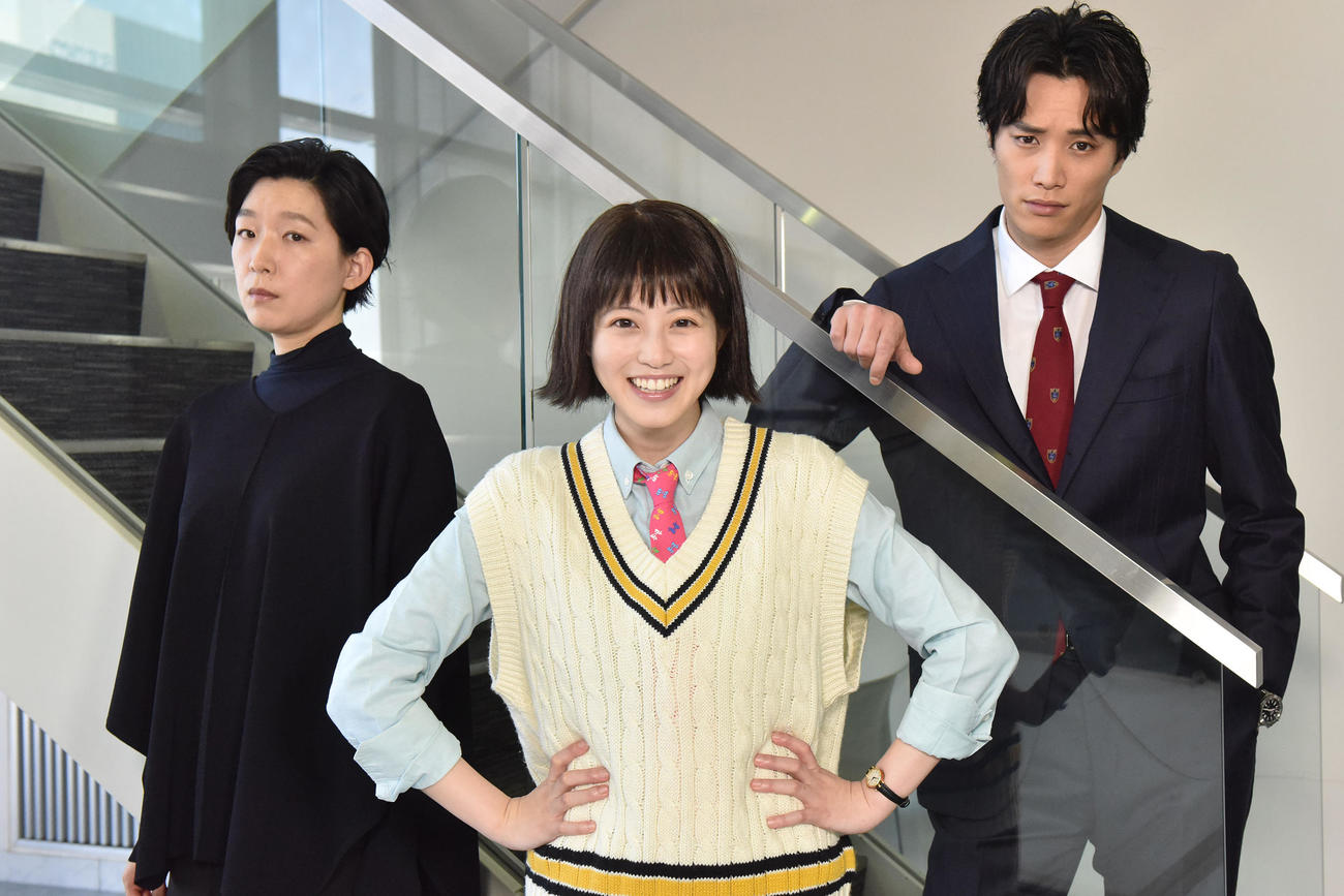 日本テレビ系ドラマ「悪女（わる）～働くのがカッコ悪いなんて誰が言った？～」主演の今田美桜（中央）。左は江口のりこ、右は鈴木伸之