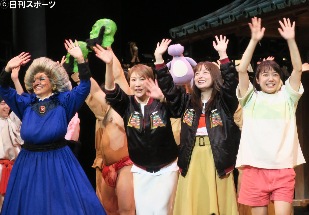 舞台「千と千尋の神隠し」東京公演千秋楽のカーテンコールで客席に手を振る出演者たち。左から、夏木マリ、朴〓（王ヘンに路）美、橋本環奈、上白石萌音