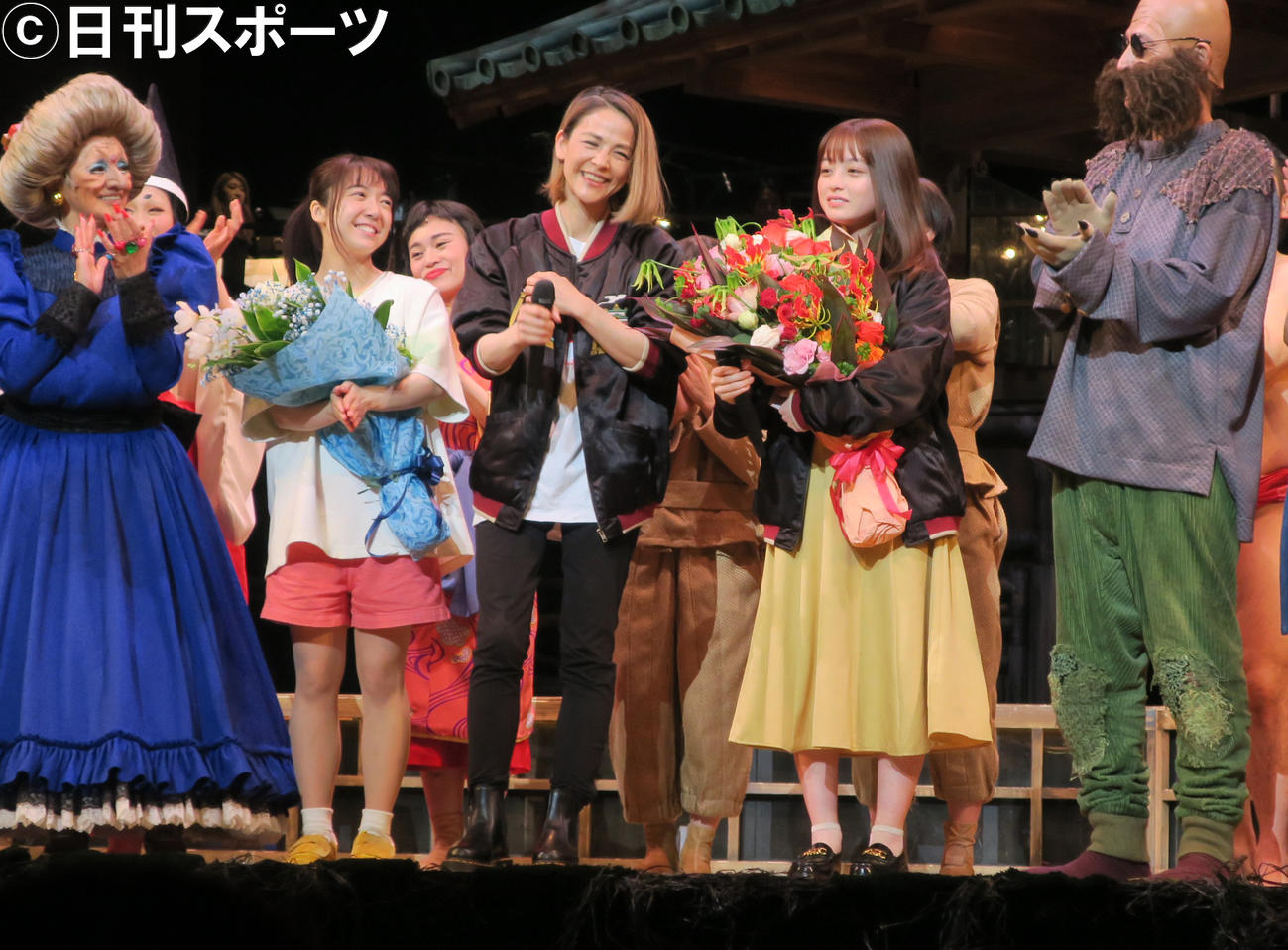 舞台「千と千尋の神隠し」東京公演千秋楽のカーテンコールで。左から、夏木マリ、上白石萌音、共同翻案の今井麻緒子氏、橋本環奈、橋本さとし