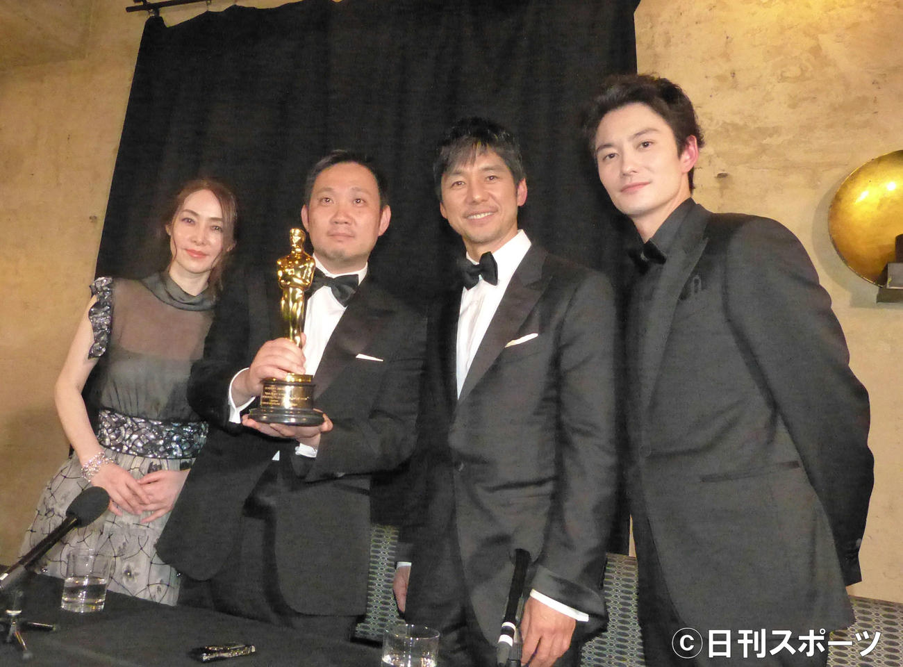 アカデミー賞授賞式後に取材に応じた、左から霧島れいか、濱口竜介監督、西島秀俊、岡田将生（撮影・千歳香奈子）