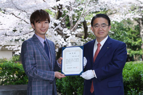 愛知県観光文化大使の任命式に出席したA．B．C－Zの河合郁人（左）と大村秀章愛知県知事