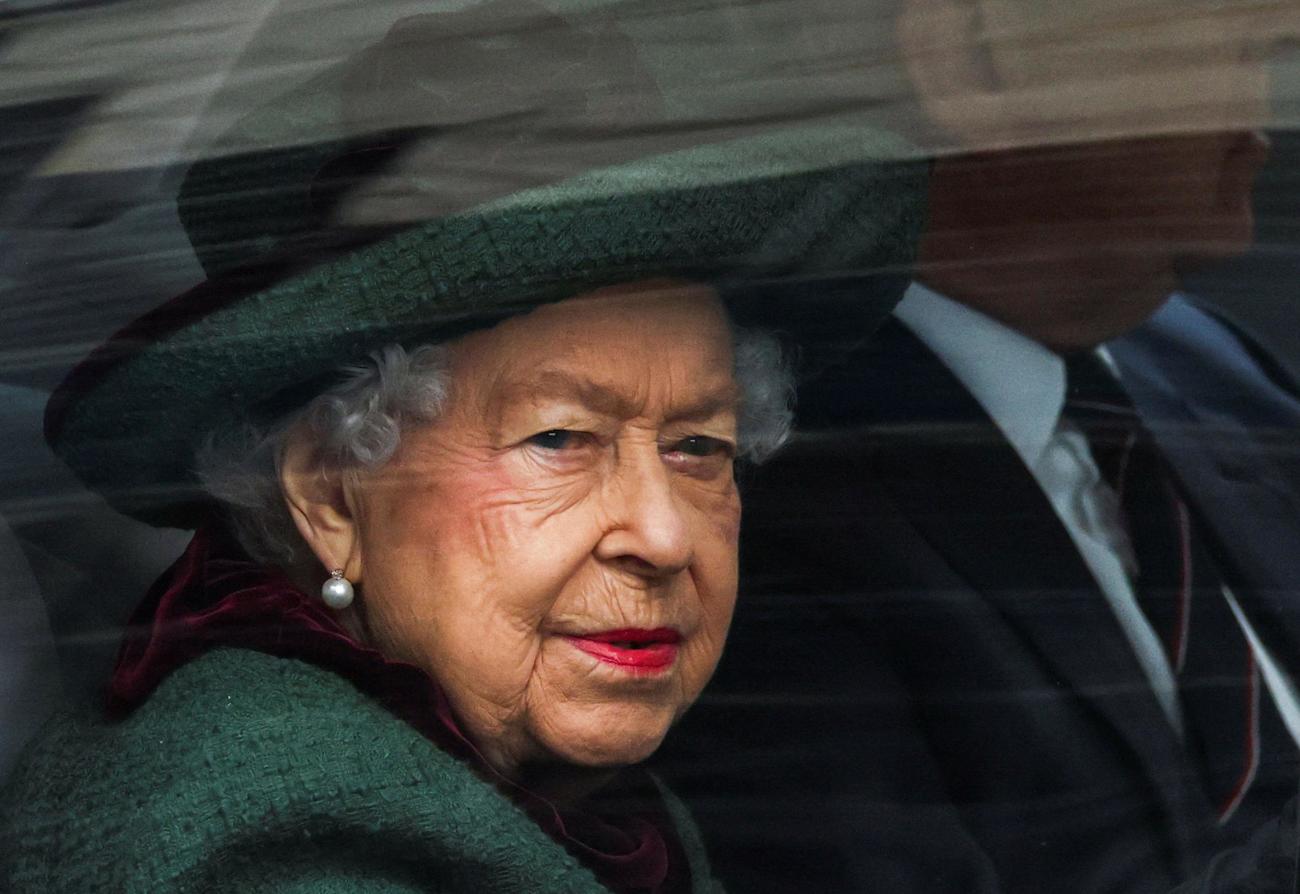 29日、夫の故フィリップ殿下の追悼式典会場に到着したエリザベス英女王（ロイター＝共同）