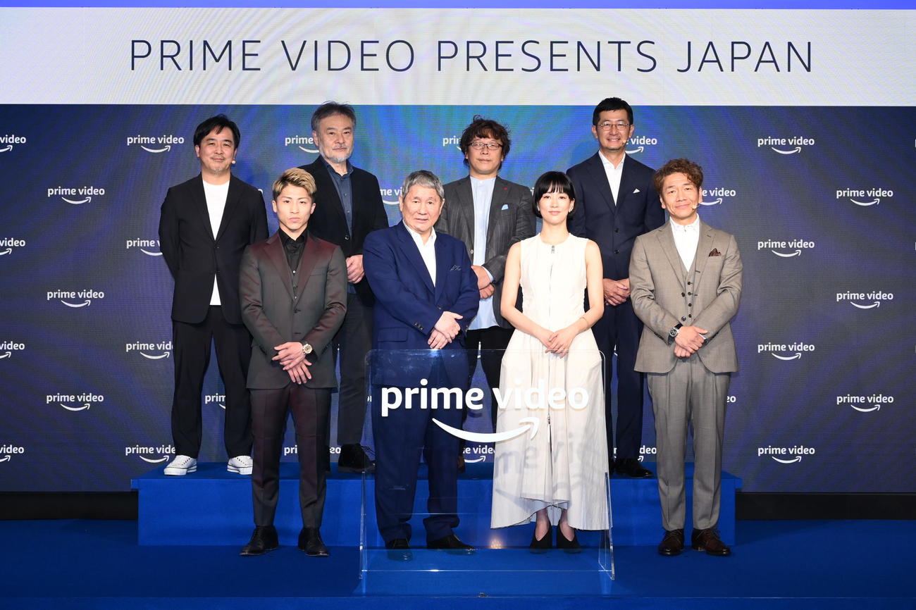 「Amazon Prime Video」ラインアップ発表会に出席した、前列左から井上尚弥、ビートたけし、水川あさみ、上田晋也、後列左から早川敬之氏、黒沢清監督、三木孝浩監督、児玉隆志氏