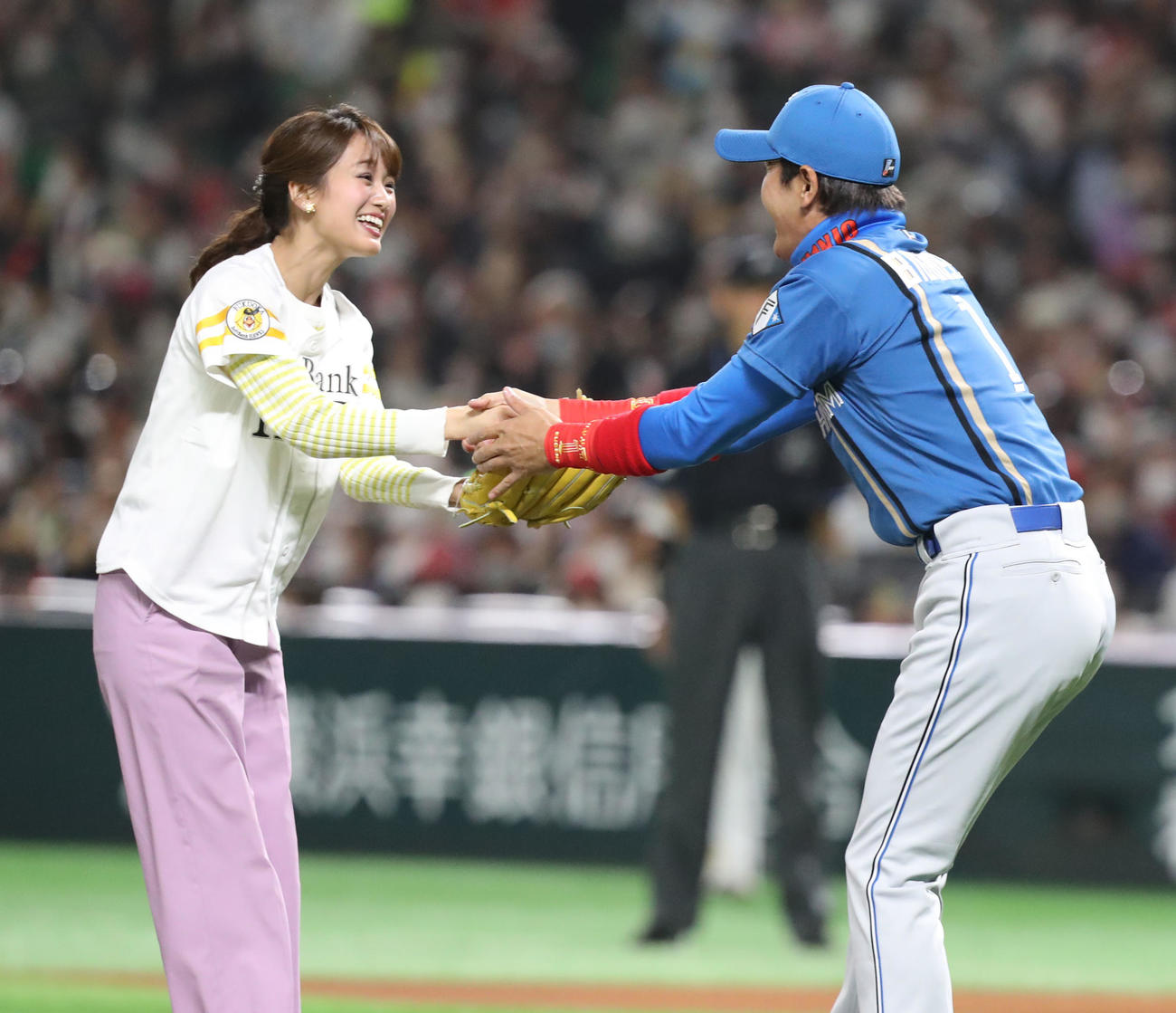 ソフトバンク対日本ハム　新庄監督と握手をするキャスターの井上清華アナ＝2022年3月25日