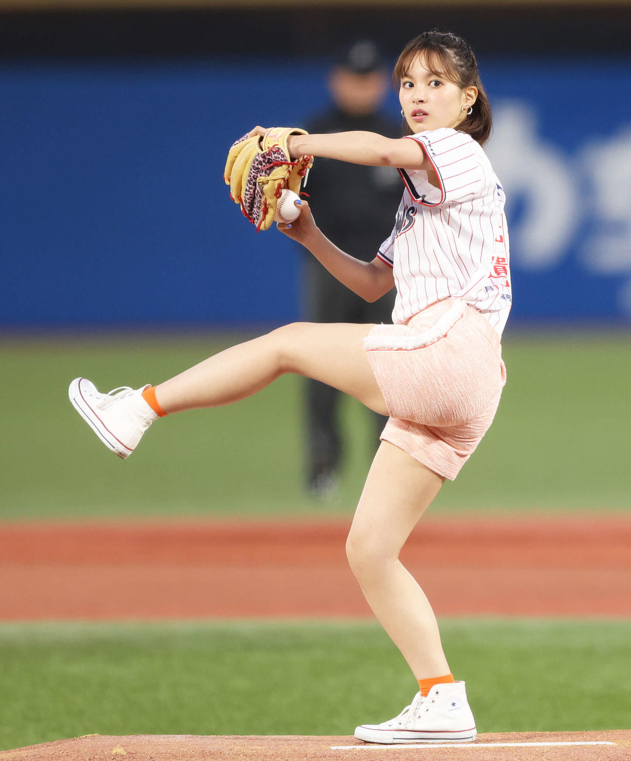 ヤクルト対巨人　試合前、始球式に臨む関水渚（撮影・河田真司）