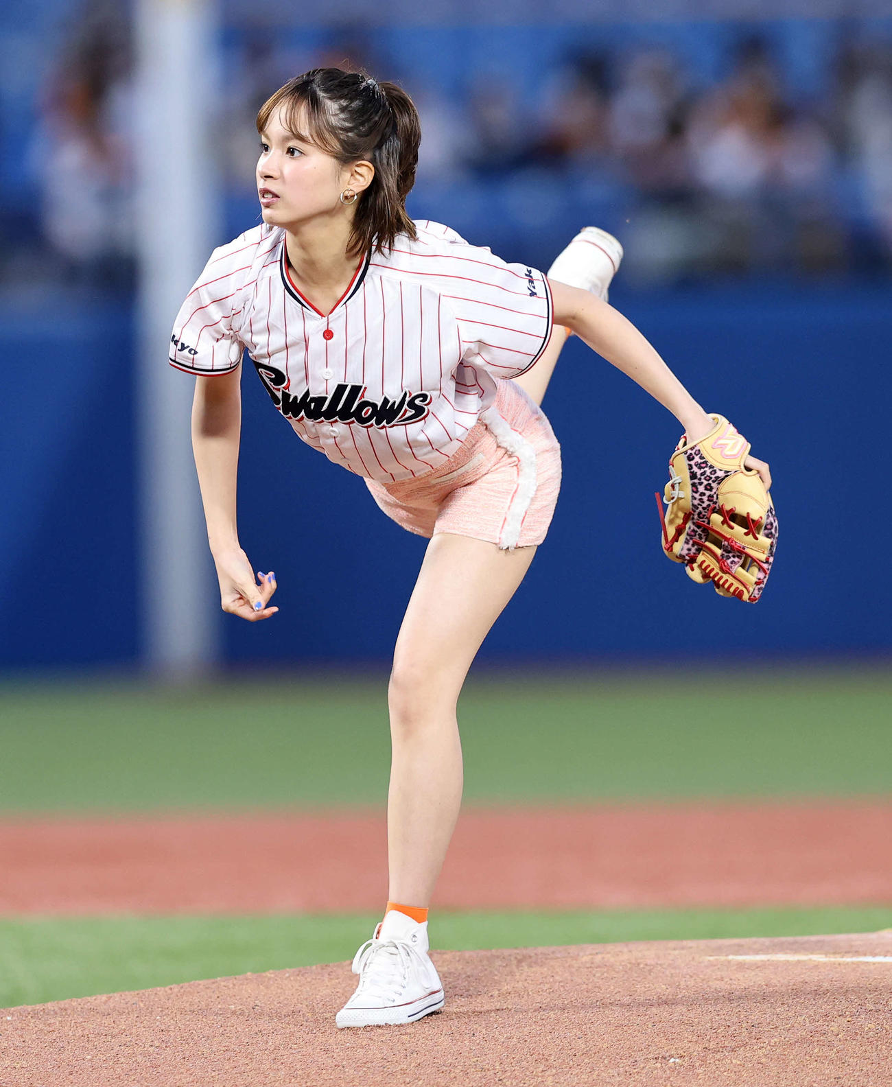 ヤクルト対巨人　始球式に臨む関水渚（撮影・鈴木正人）