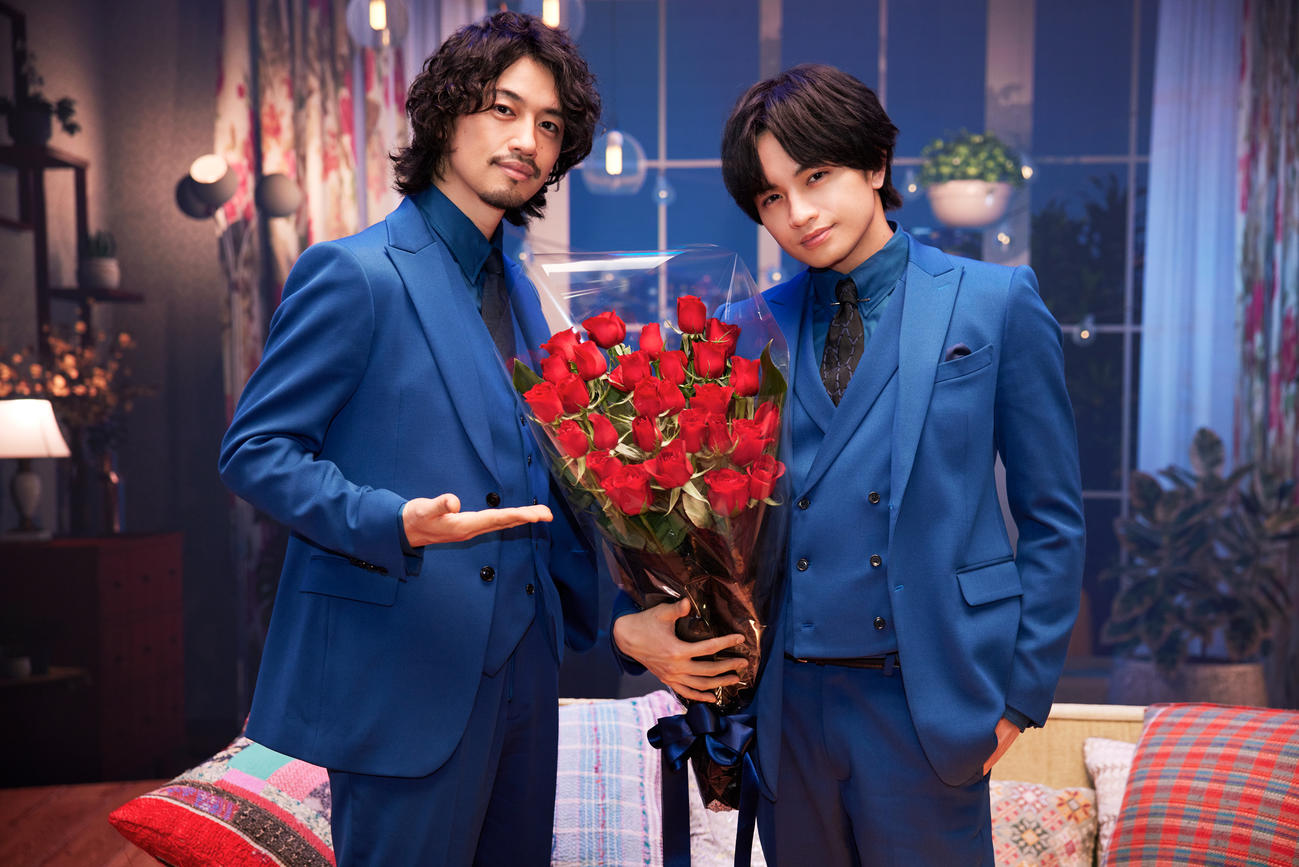 「WOWOWオンデマンド」の新CMに出演する斎藤工（左）と中島健人