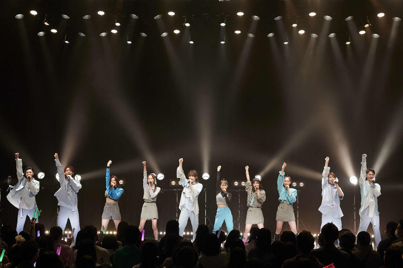 お披露目イベントで歌うONE LOVE ONE HEARTの、左から久昌歩夢、咲太朗、イーチ、佐々木杏莉、笹原遼雅、矢嶋由菜、飯塚瑠乃、藤咲碧羽、洸瑛、相原一心