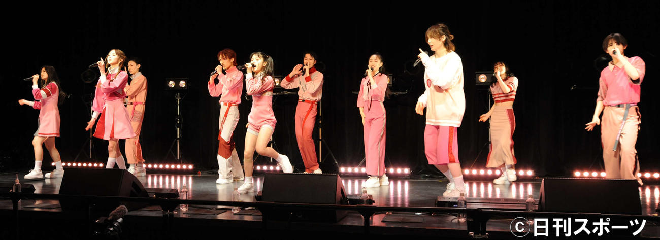 お披露目イベントでパフォーマンスするONE LOVE ONE HEART