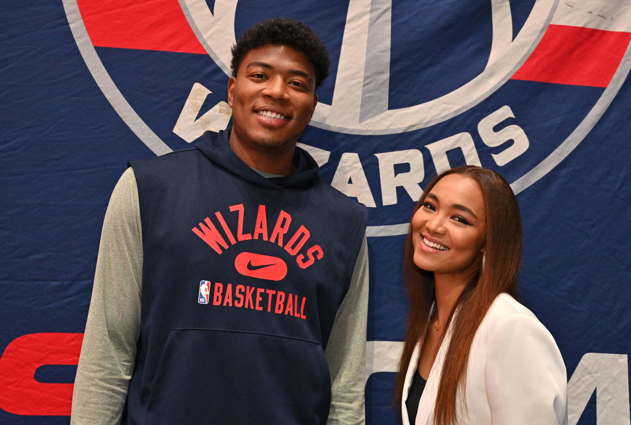 NBAのウィザーズ－ブルズ戦で米国国歌を独唱したCrystal Kay（左）は試合前に八村塁を激励した