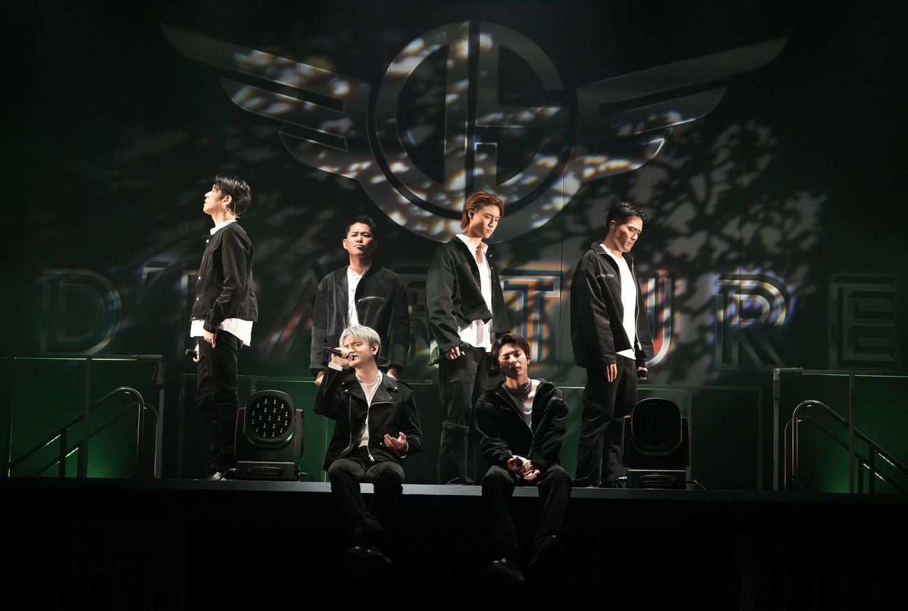 初の単独ツアー千秋楽公演で歌うDEEP SQUAD。前列左から杉山亮司、比嘉涼樹、後列左からTAKA、YUICHIRO、宇原雄飛、KEISEI
