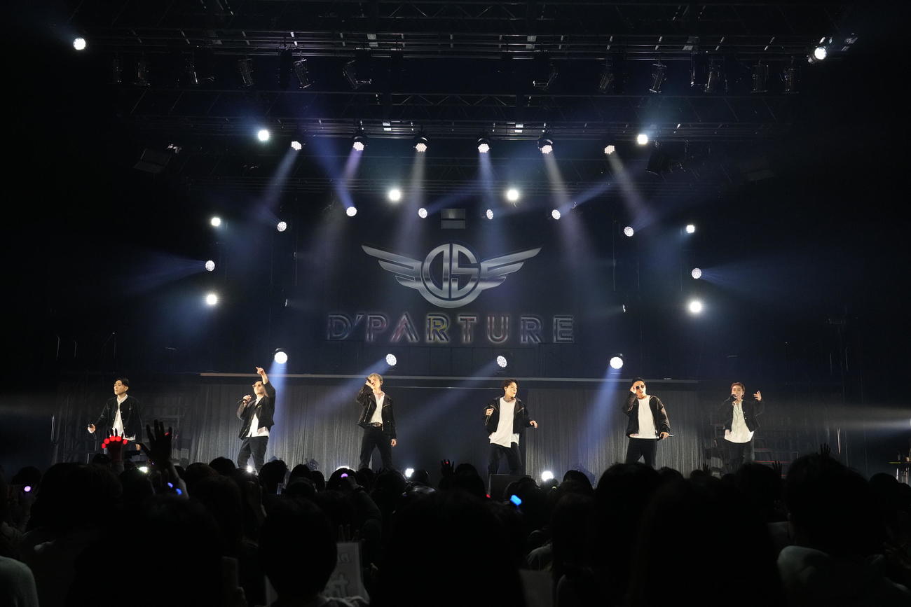 初の単独ツアー千秋楽公演で歌うDEEP SQUAD。左からTAKA、YUICHIRO、杉山亮司、比嘉涼樹、KEISEI、宇原雄飛
