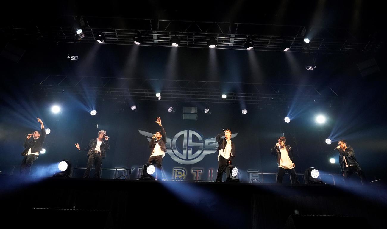 初の単独ツアー千秋楽公演で歌うDEEP SQUAD。左からYUICHIRO、杉山亮司、TAKA、宇原雄飛、比嘉涼樹、KEISEI