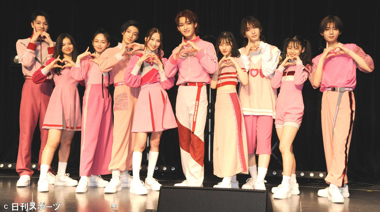 お披露目イベントを行ったONE LOVE ONE HEARTの、左から相原一心、イーチ、藤咲碧羽、久昌歩夢、佐々木杏莉、咲太朗、飯塚瑠乃、笹原遼雅、矢嶋由菜、洸瑛