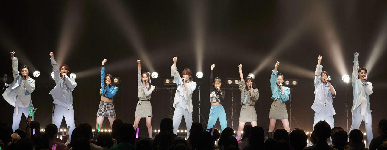お披露目イベントで歌うONE LOVE ONE HEARTの、左から久昌歩夢、咲太朗、イーチ、佐々木杏莉、笹原遼雅、矢嶋由菜、飯塚瑠乃、藤咲碧羽、洸瑛、相原一心