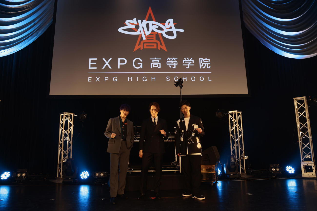 EXPG高等学院3期生入学式に出席した、左から中務裕太、TETSUYA、MAKIDAI