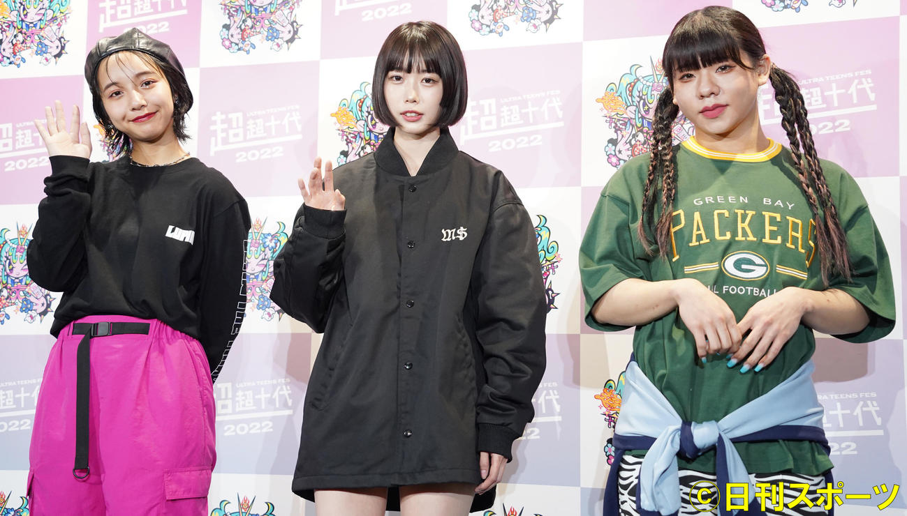 「超超十代－ULTRA TEENS FES－2022＠TOKYO」で囲み取材に応じた左から山之内すず、あの、とうあ（撮影・佐藤勝亮）
