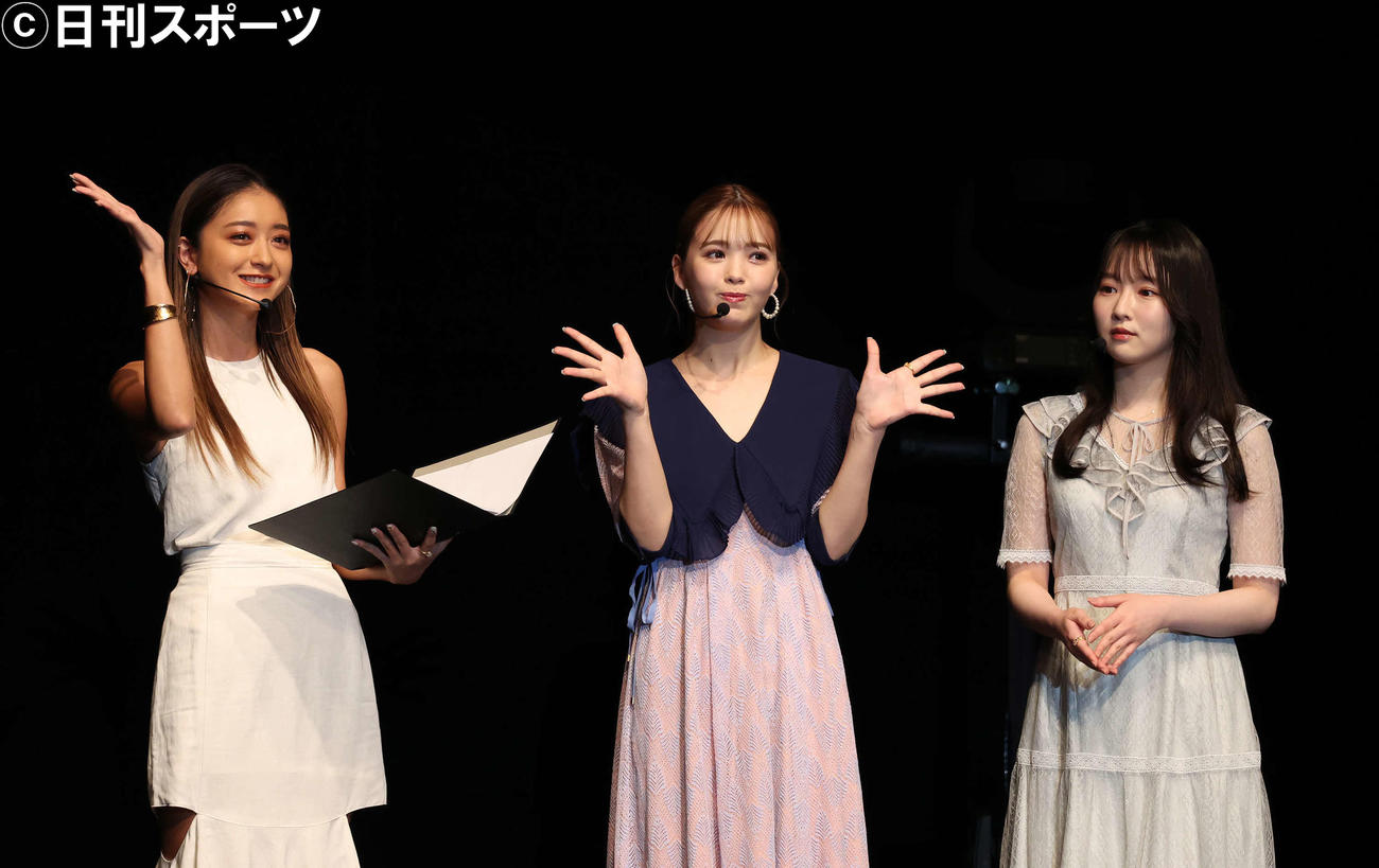 第2部でMCを務める、左から池田美優、藤田ニコル、越智ゆらの（撮影・丹羽敏通）