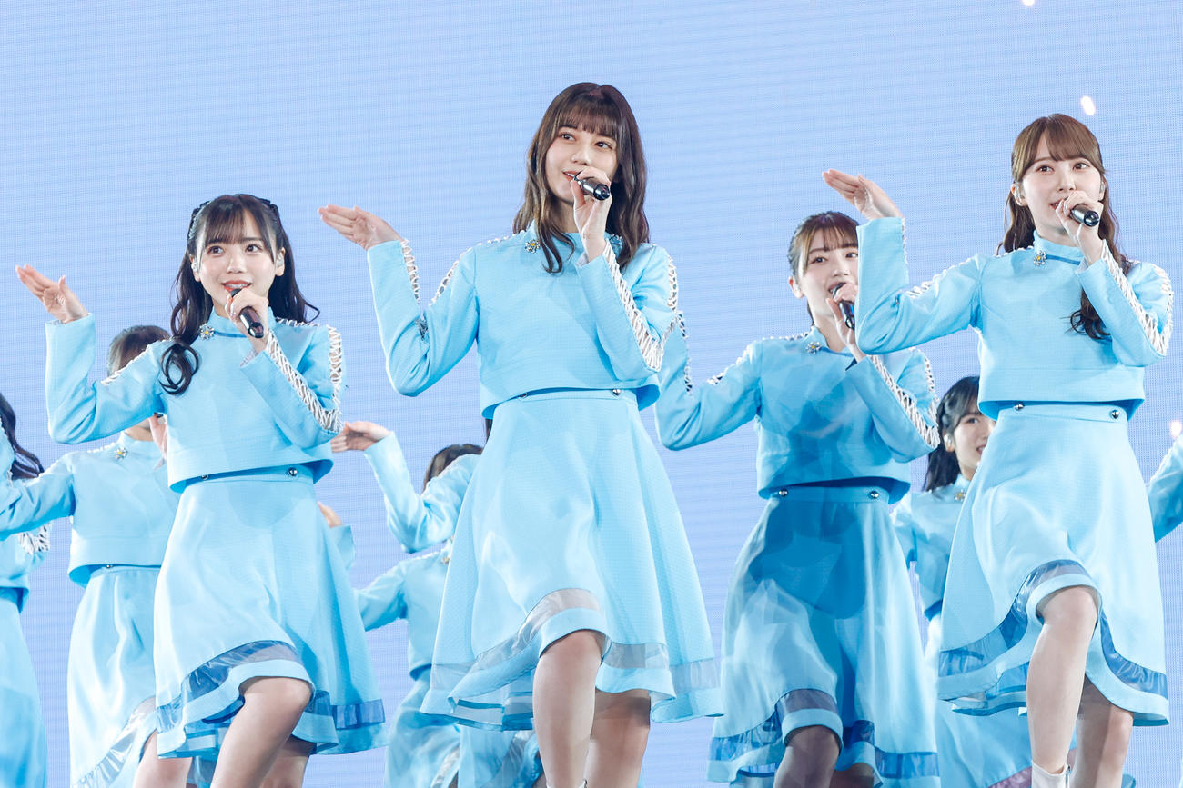 初の東京ドーム公演でパフォーマンスする日向坂46。前列左から齊藤京子、小坂菜緒、加藤史帆