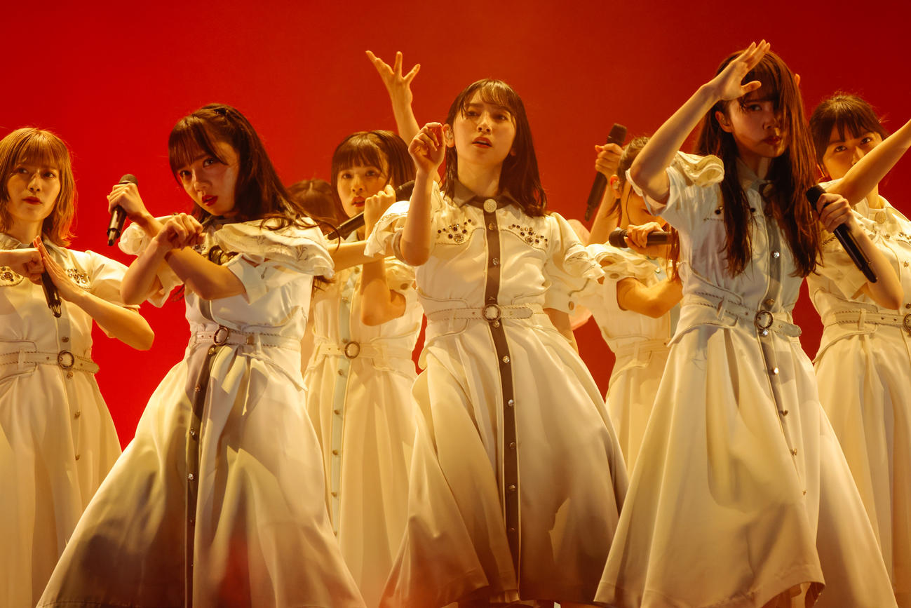 初の東京ドーム公演でパフォーマンスする日向坂46。前列左から齊藤京子、金村美玖、加藤史帆