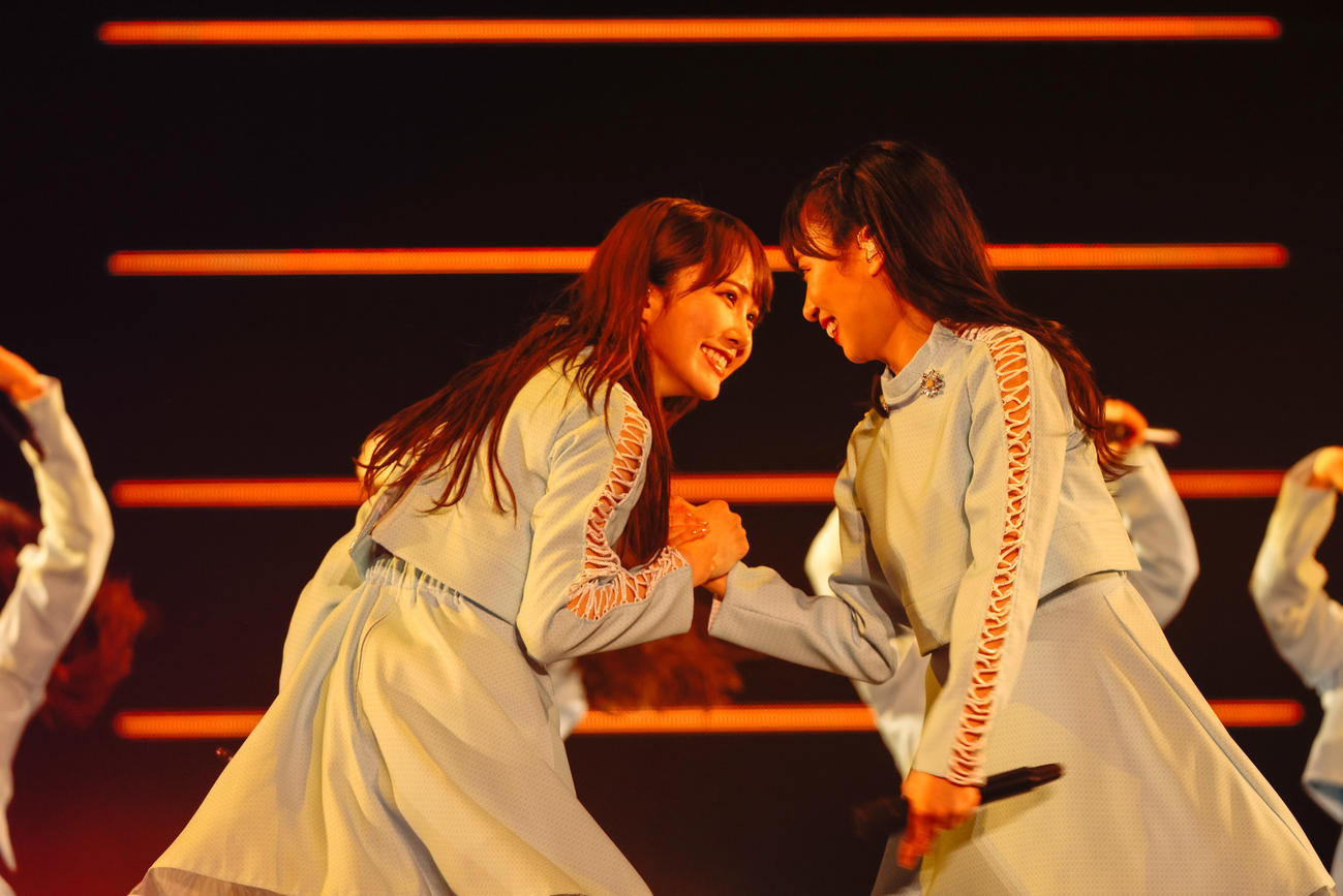 初の東京ドーム公演でパフォーマンスする日向坂46。齊藤京子（右）と加藤史帆