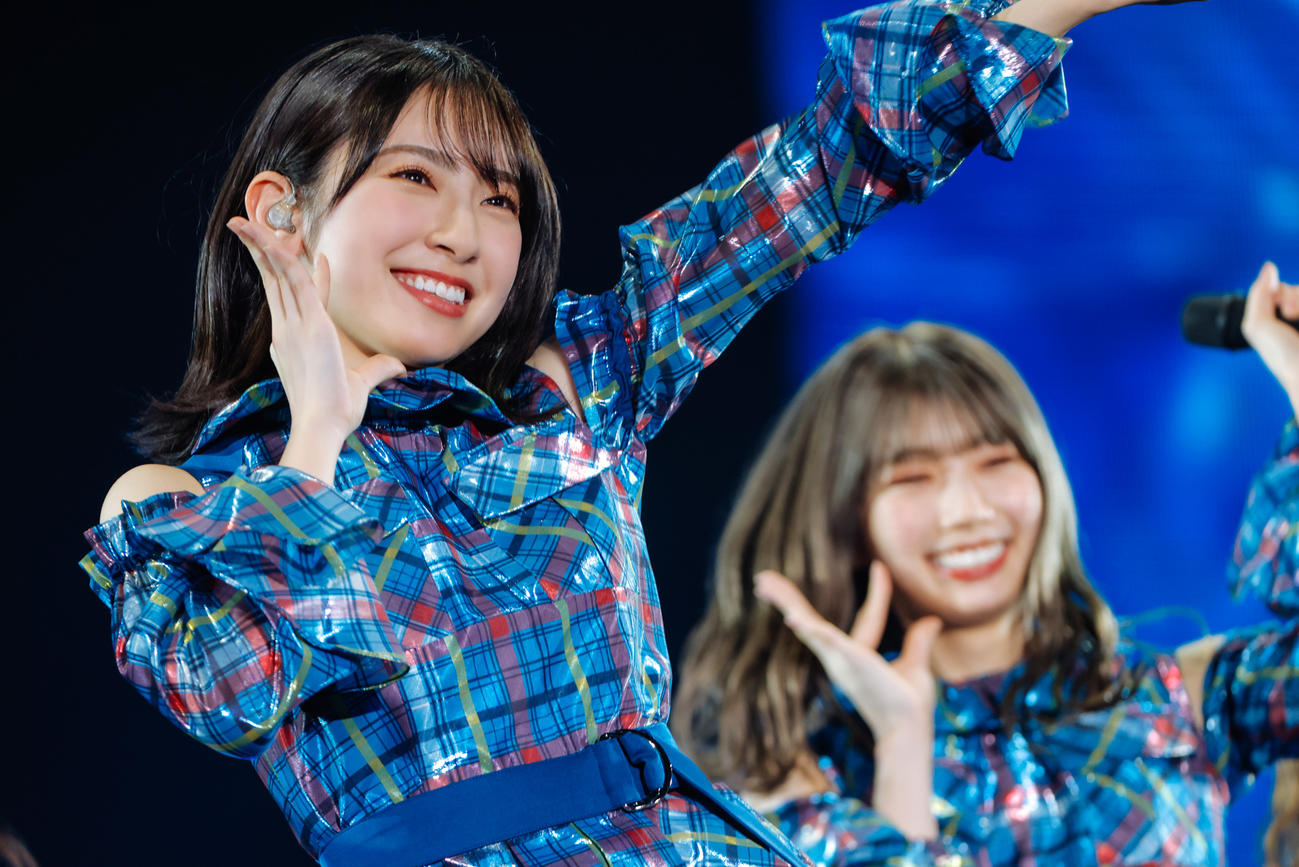 初の東京ドーム公演でパフォーマンスする日向坂46金村美玖（左）
