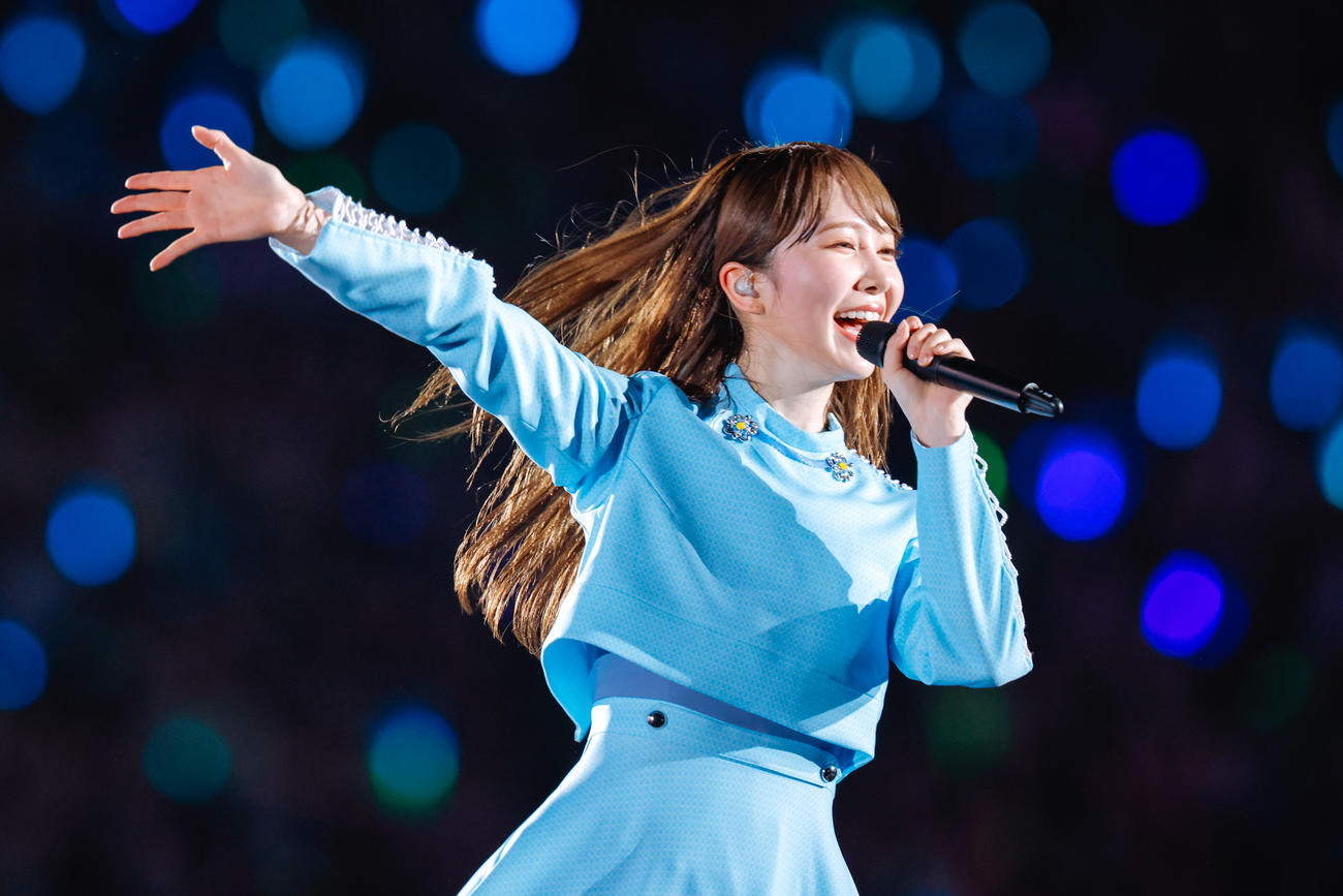 初の東京ドーム公演でパフォーマンスする日向坂46加藤史帆