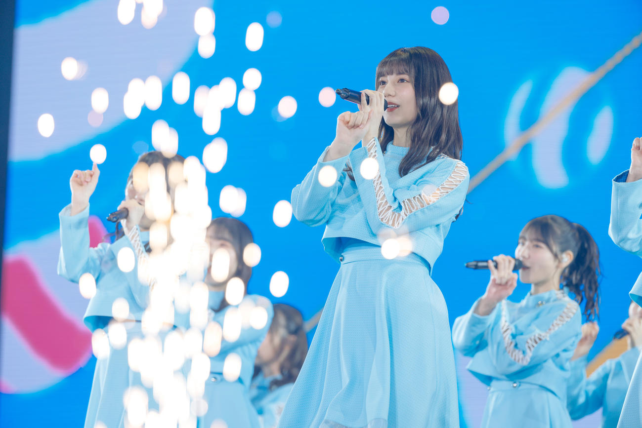 初の東京ドーム公演でパフォーマンスする日向坂46小坂菜緒（手前）