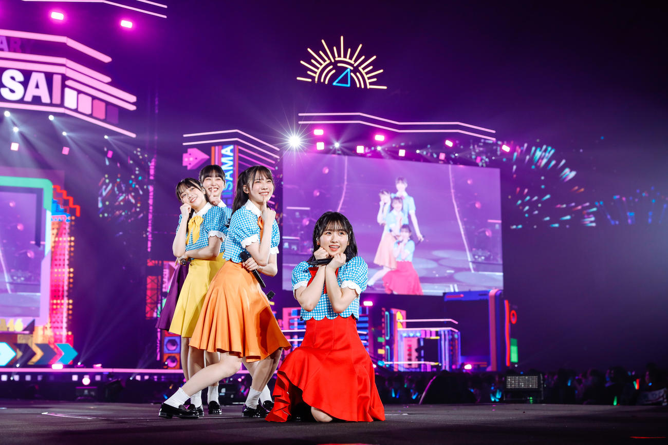 初の東京ドーム公演でパフォーマンスする日向坂46。手前は上村ひなの