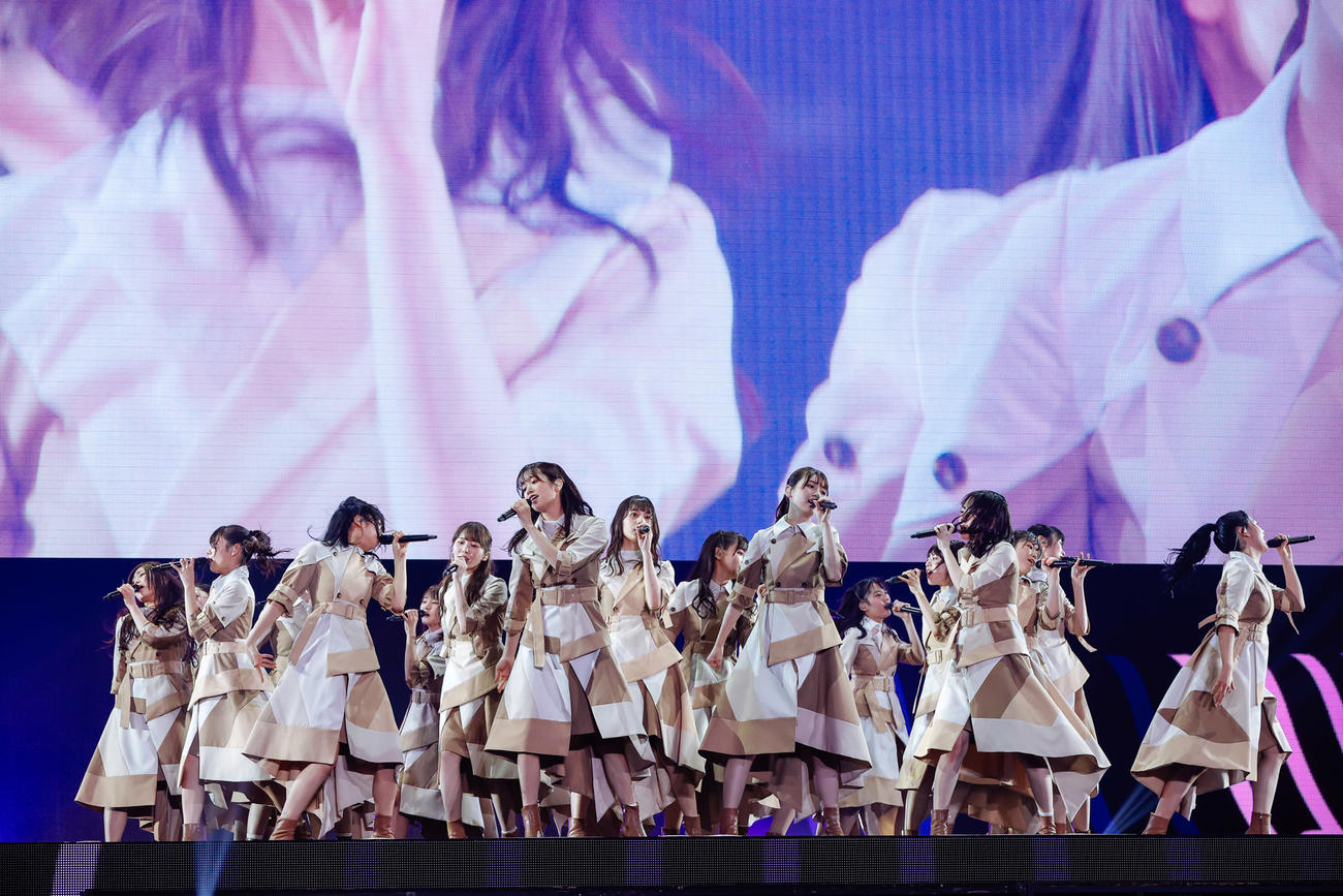 初の東京ドーム公演でパフォーマンスする日向坂46