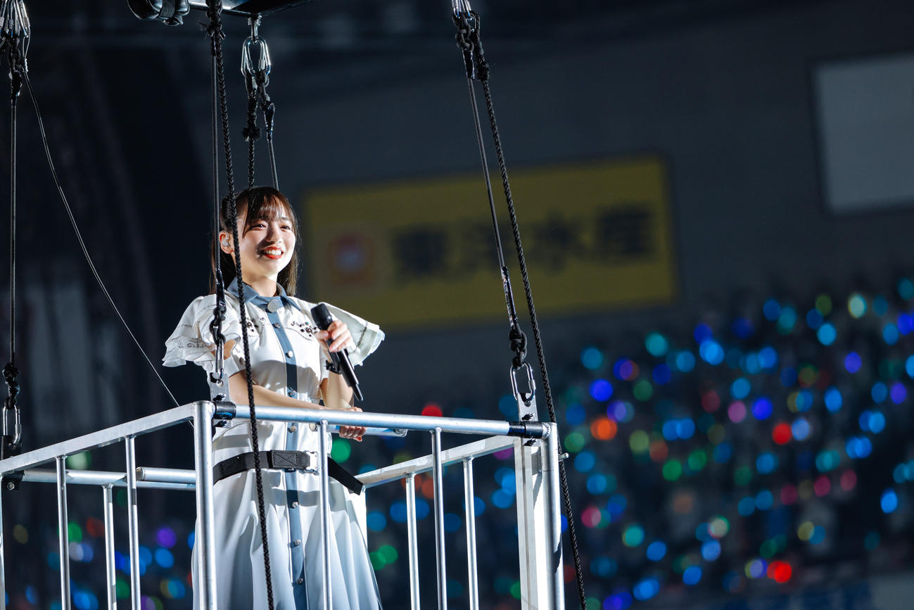 初の東京ドーム公演でパフォーマンスする日向坂46齊藤京子