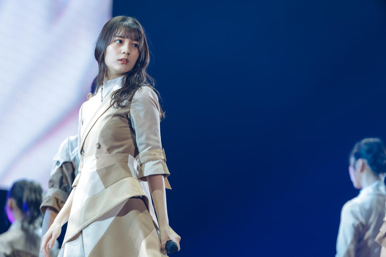 初の東京ドーム公演でパフォーマンスする日向坂46小坂菜緒