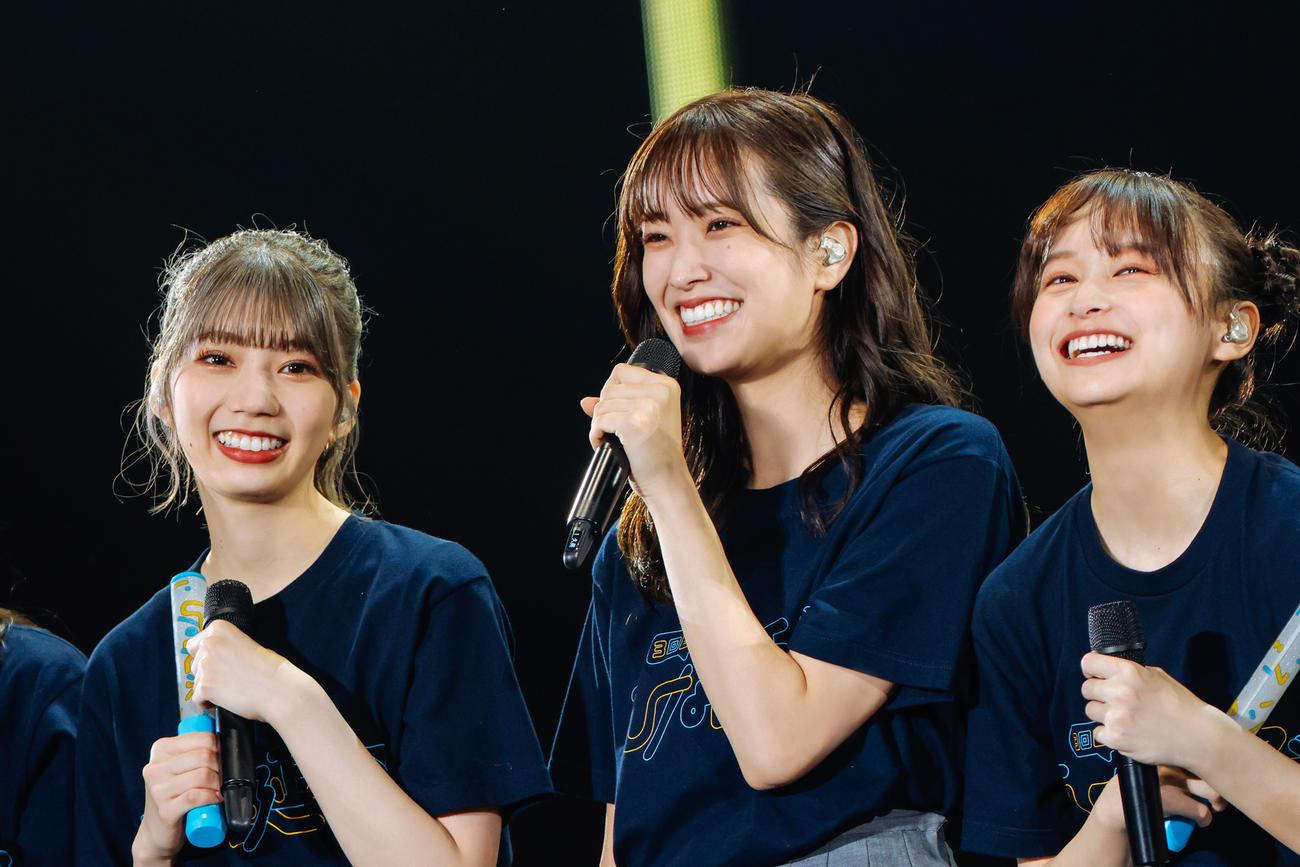 初の東京ドーム公演で笑顔を見せる日向坂46。左から高本彩花、佐々木久美、影山優佳