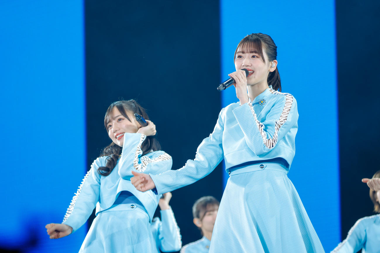 初の東京ドーム公演でパフォーマンスする日向坂46。齊藤京子（左）と佐々木美玲