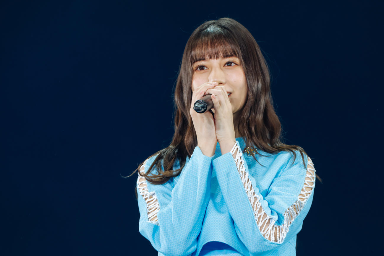 初の東京ドーム公演であいさつする日向坂46小坂菜緒