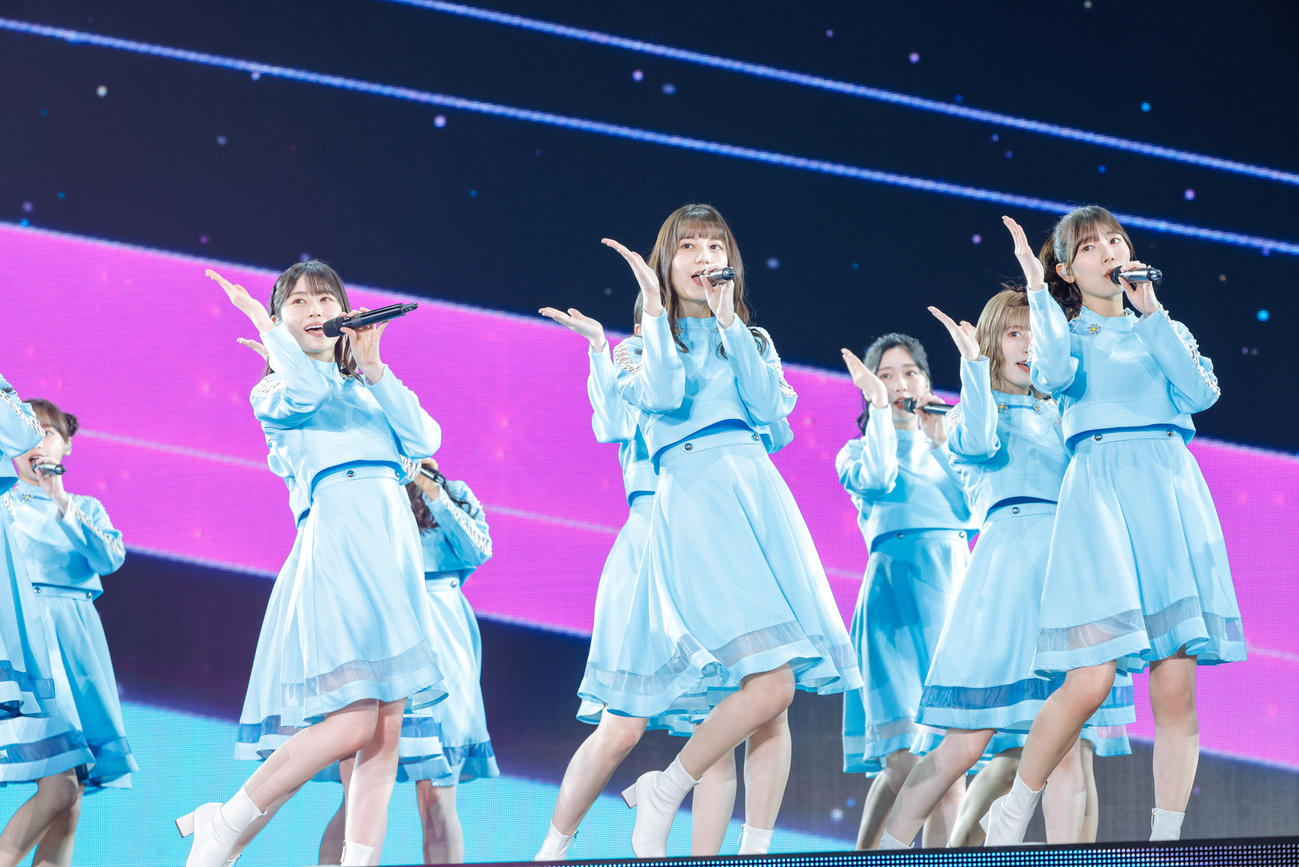初の東京ドーム公演でパフォーマンスする日向坂46。前列左から丹生明里、小坂菜緒、河田陽菜