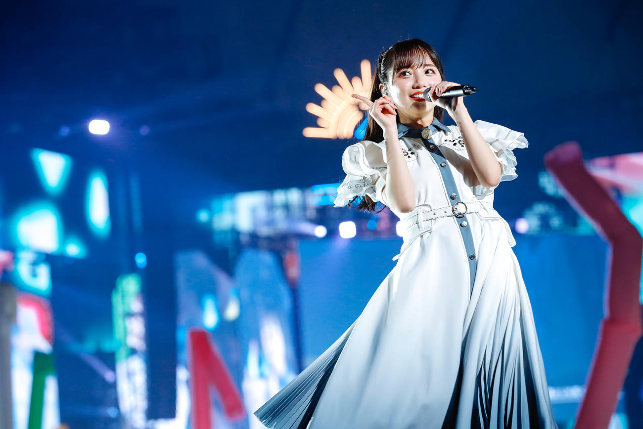 初の東京ドーム公演でパフォーマンスする日向坂46齊藤京子