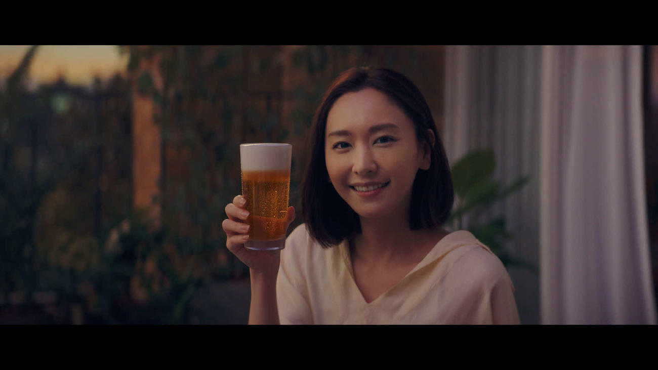 アサヒ生ビール新テレビCM「春もおつかれ生です」編に出演した新垣結衣