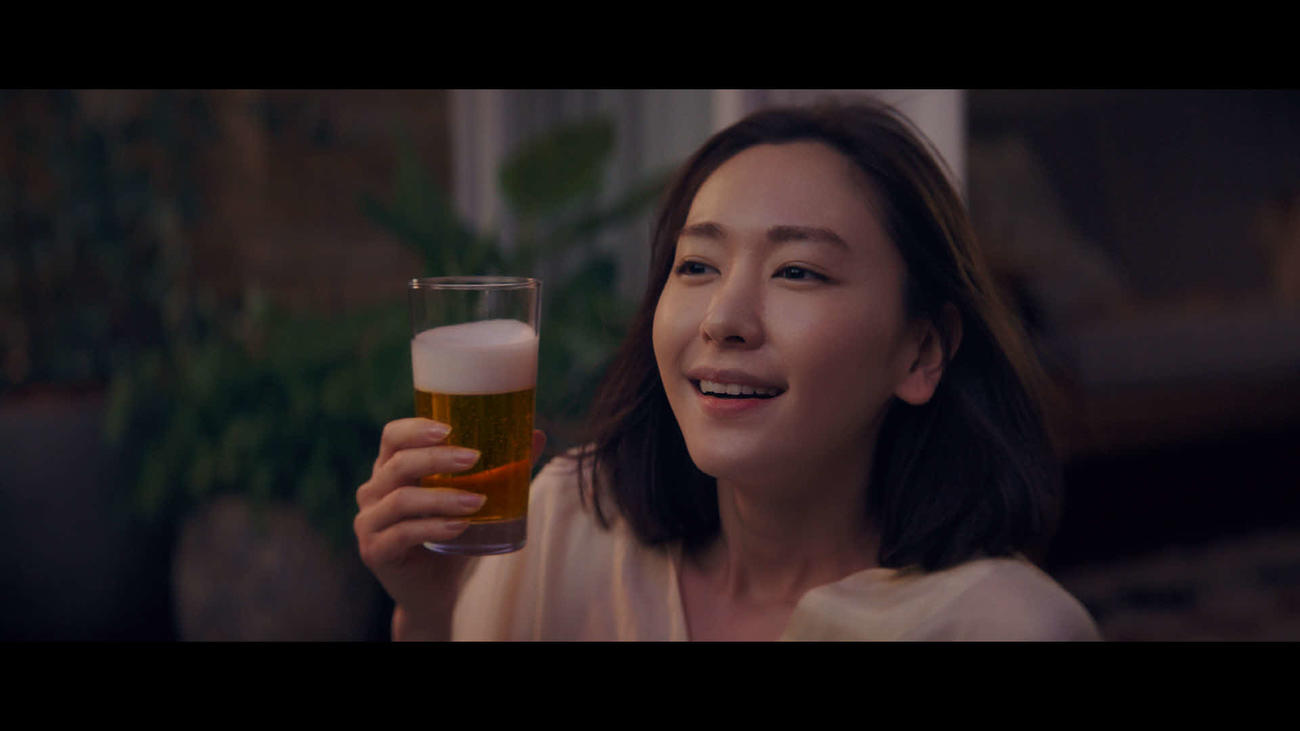 アサヒ生ビール新テレビCM「春もおつかれ生です」編に出演した新垣結衣