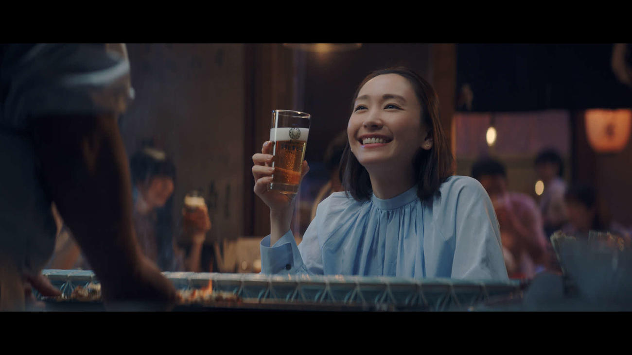 アサヒ生ビール新テレビCM「春もおつかれ生です」編に出演した新垣結衣