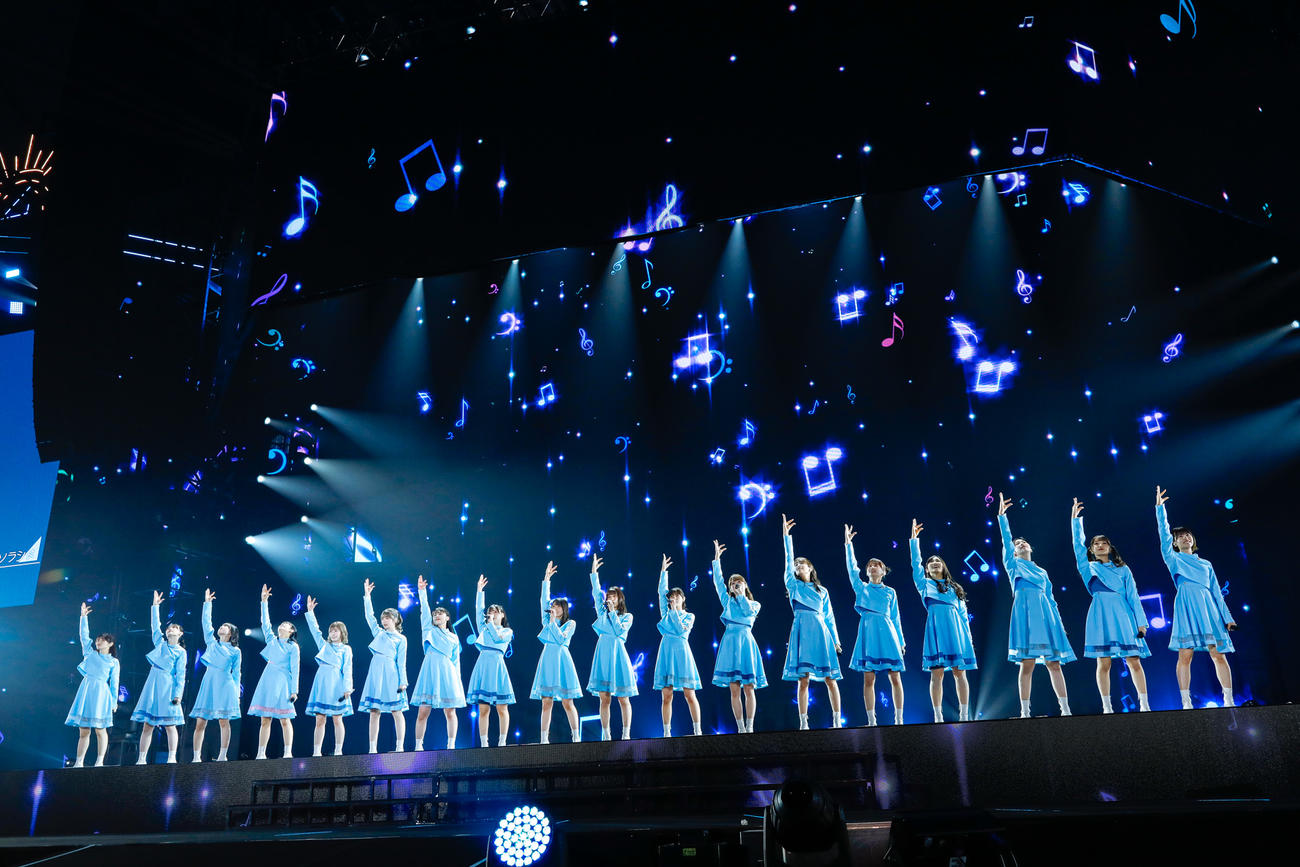 初の東京ドーム公演でパフォーマンスする日向坂46