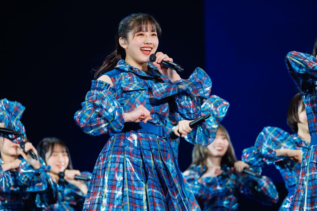 初の東京ドーム公演でパフォーマンスする日向坂46渡邉美穂