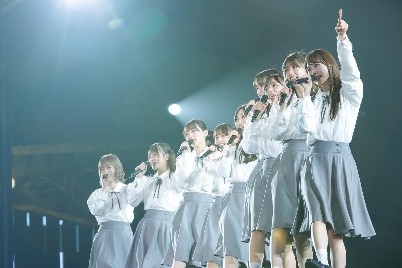 初の東京ドーム公演でパフォーマンスする日向坂46