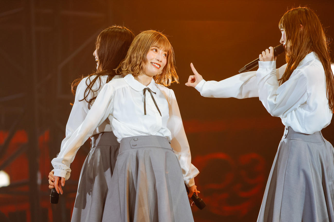初の東京ドーム公演でパフォーマンスする日向坂46。中央は東村芽依