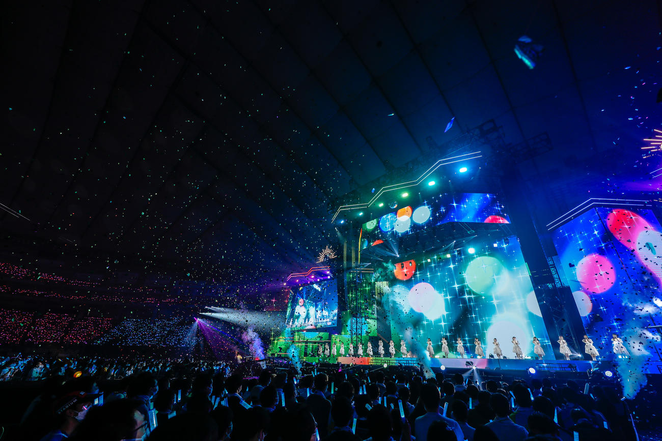 初の東京ドーム公演でパフォーマンスする日向坂46