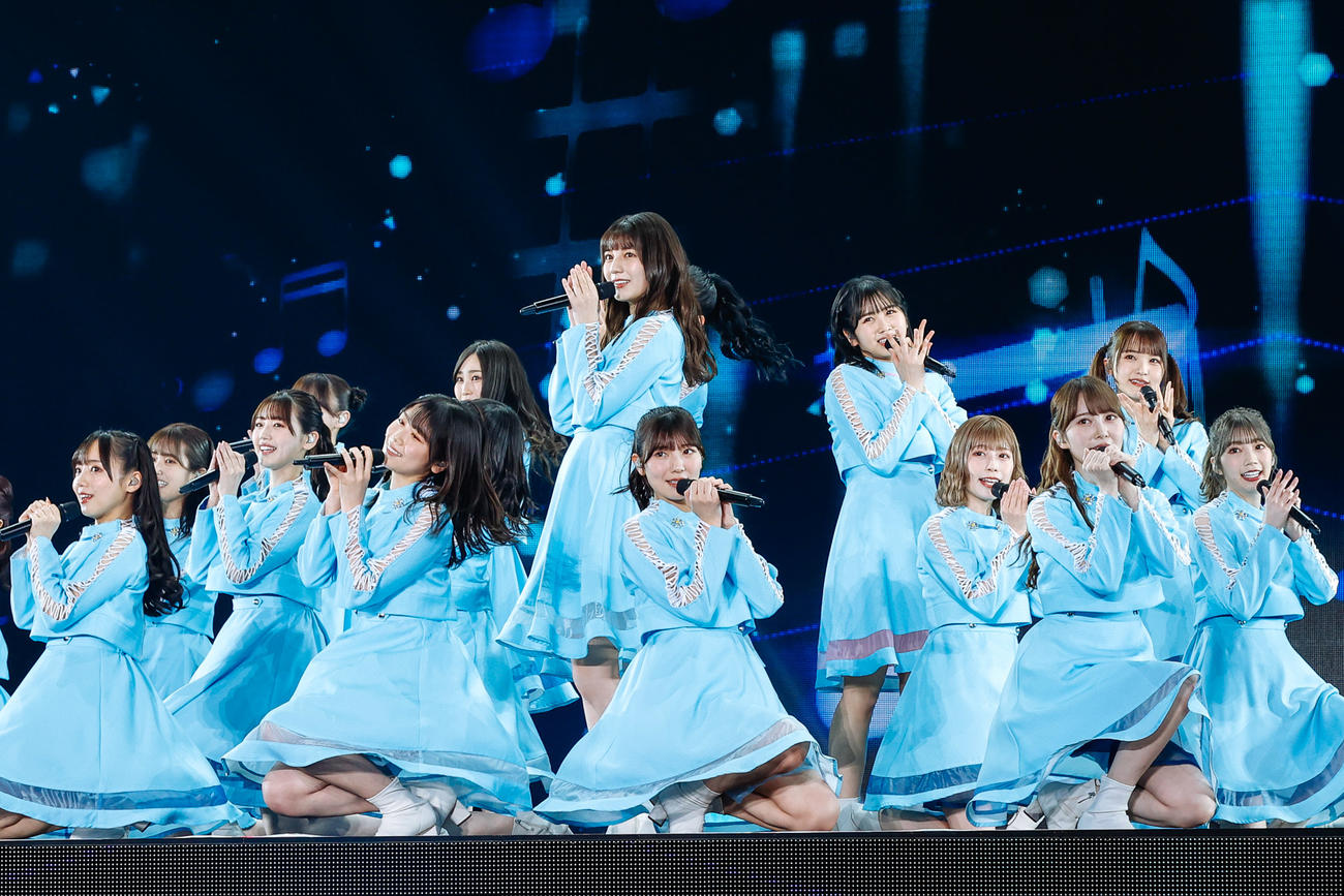 初の東京ドーム公演でパフォーマンスする日向坂46。後列中央は小坂菜緒