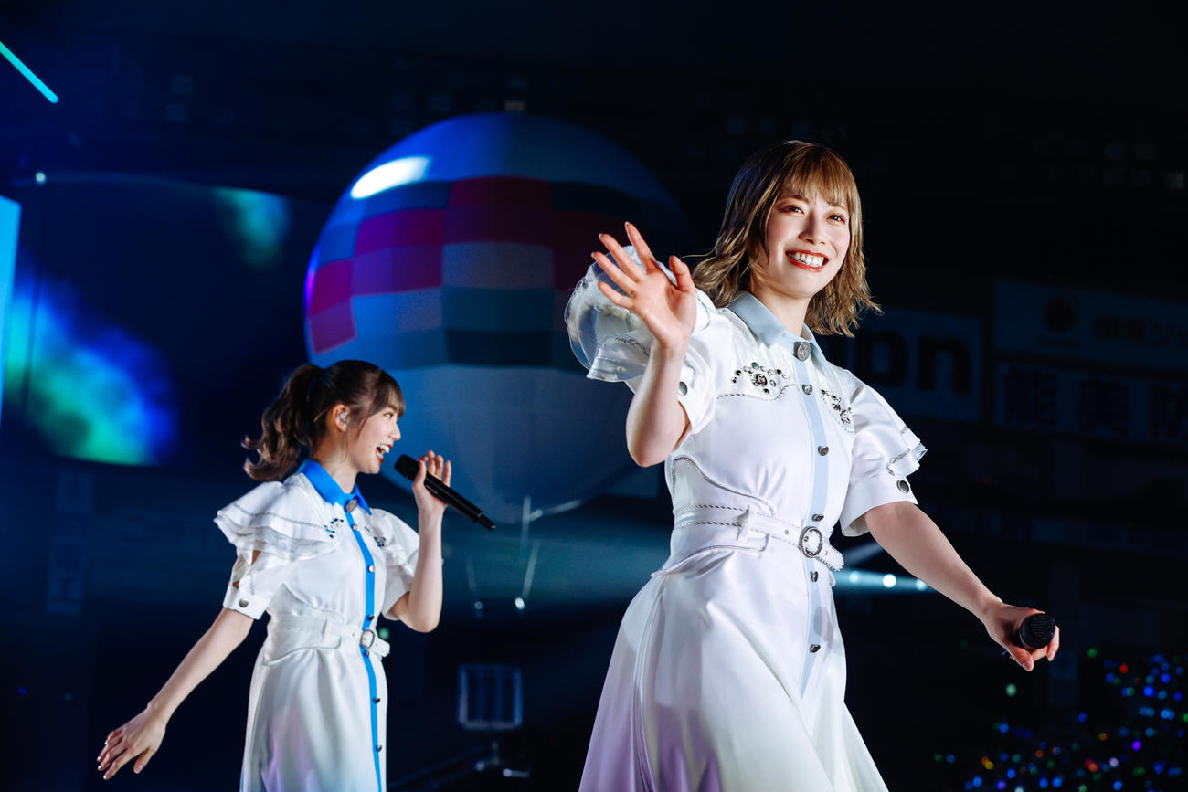 初の東京ドーム公演でパフォーマンスする日向坂46。左から高本彩花、東村芽依