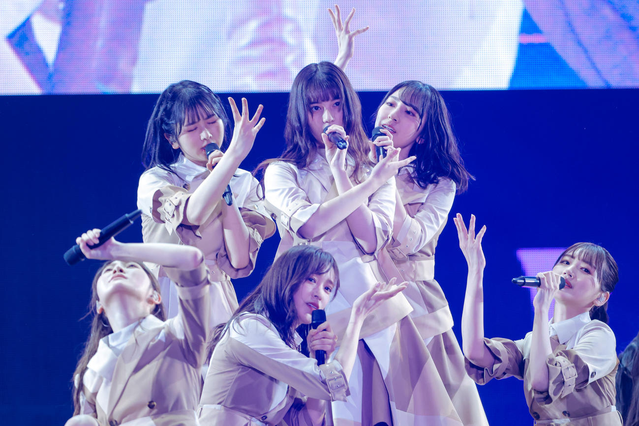 初の東京ドーム公演でパフォーマンスする日向坂46。中央は小坂菜緒