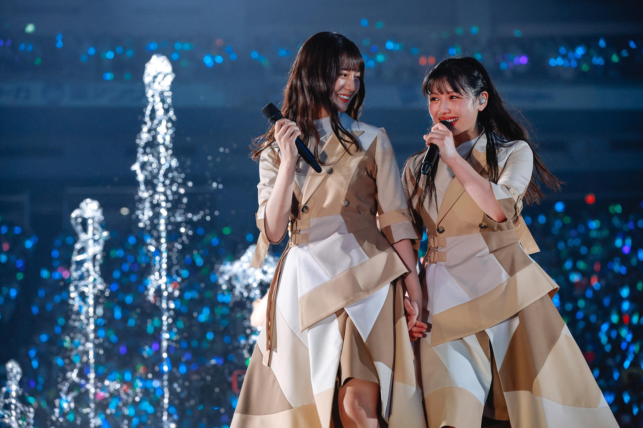 初の東京ドーム公演でパフォーマンスする日向坂46小坂菜緒（左）と渡邉美穂
