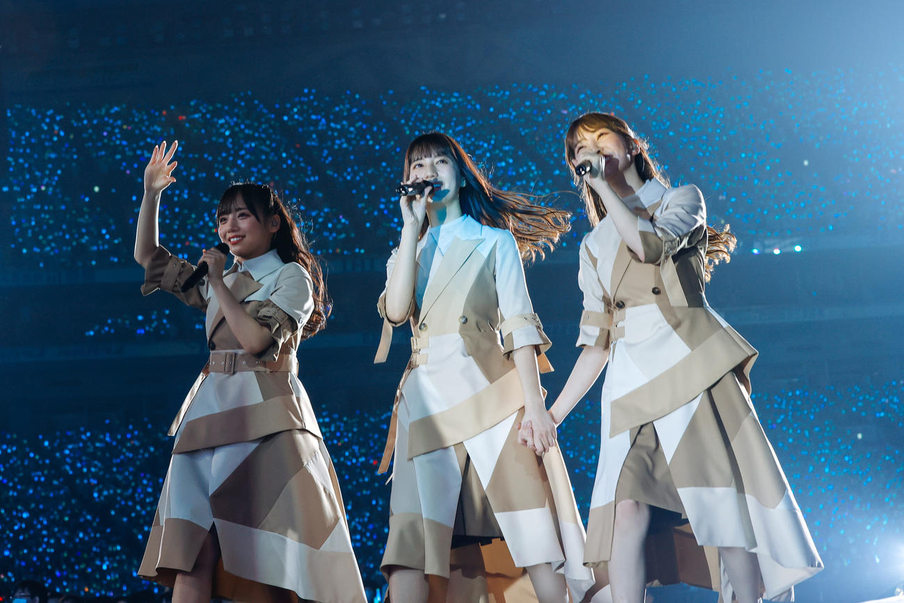 初の東京ドーム公演でパフォーマンスする日向坂46。左から齊藤京子、小坂菜緒、加藤史帆